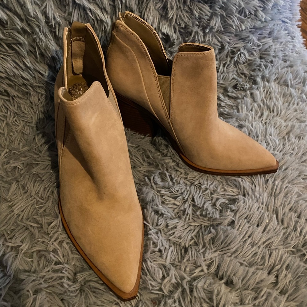 Vince Camuto riggie 8 tan suede bootie. BNWB. Never worn